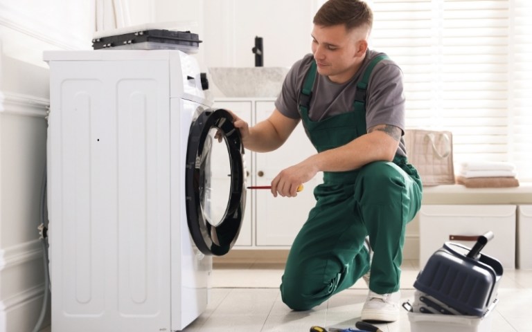 Zašto perilica rublja smrdi